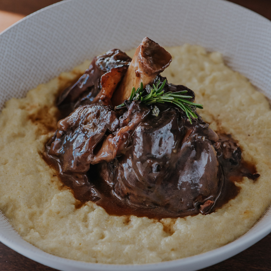 Polenta a la parmesana con osobuco (viernes y sábados)